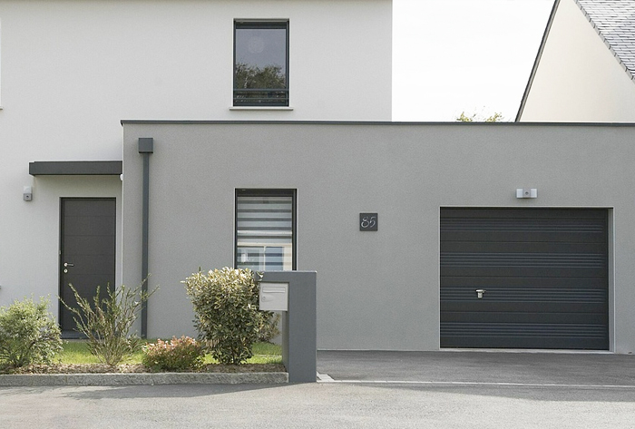Pose de portes de garage sectionnelles sur mesure en aluminium à Voisins-le-Bretonneux  - La Fermeture Parisienne - Yvelines