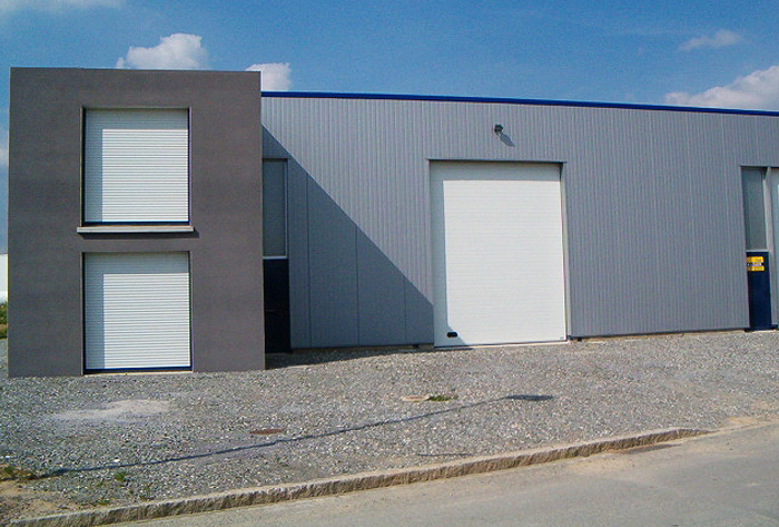 Pose de portes industrielles pour batiments commerciaux et entrepôts  - La Fermeture Parisienne - Ile-de-France
