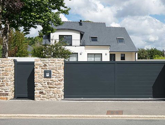Installation de portails sur mesure en aluminium plein à Montesson - La Fermeture Parisienne - Yvelines