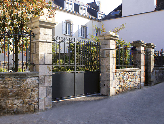 Fabrication et pose de portails traditionnels en aluminium sur mesure à Saint-Cyr-l'École - La Fermeture Parisienne - Yvelines
