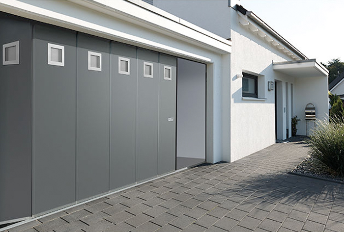 Pose de portes de garage sectionnelles latérales sur mesure en aluminium à Orgeval  - La Fermeture Parisienne - Yvelines