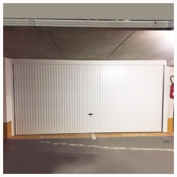 Portes de garage basculante sur Paris IDF : fabrication sur mesure.  Installation - motorisation - La Fermeture Parisienne.